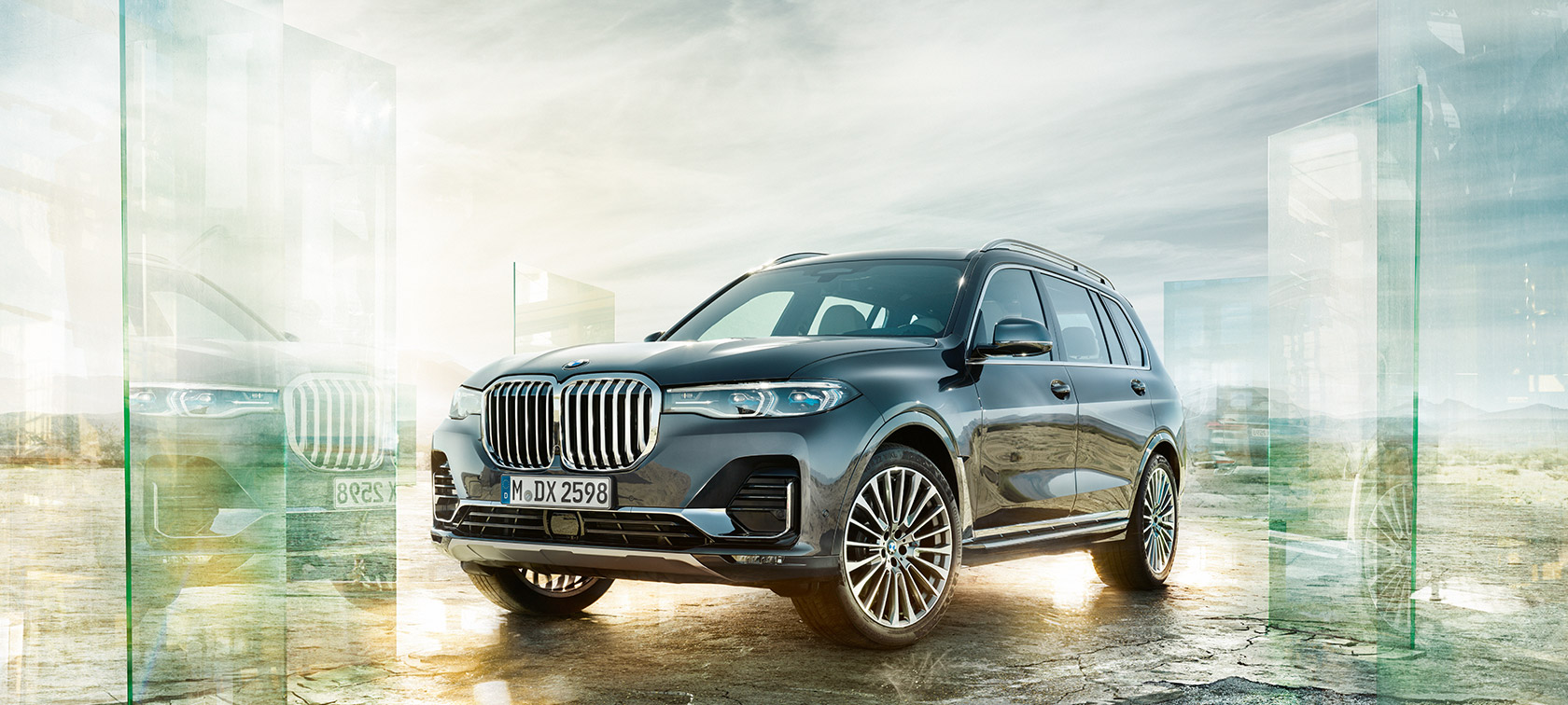 BMW X7 kolm neljandikku eestvaade kõrbe taustal