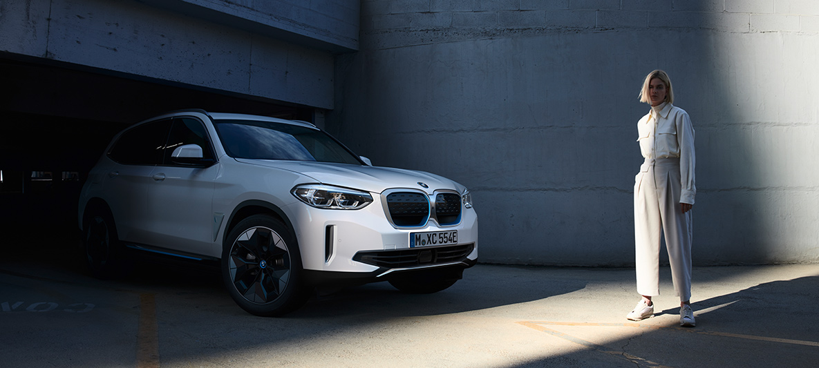 Naine mudeli BMW iX3 ees BMW EfficientDynamics Naine mudeli BMW iX3 ees