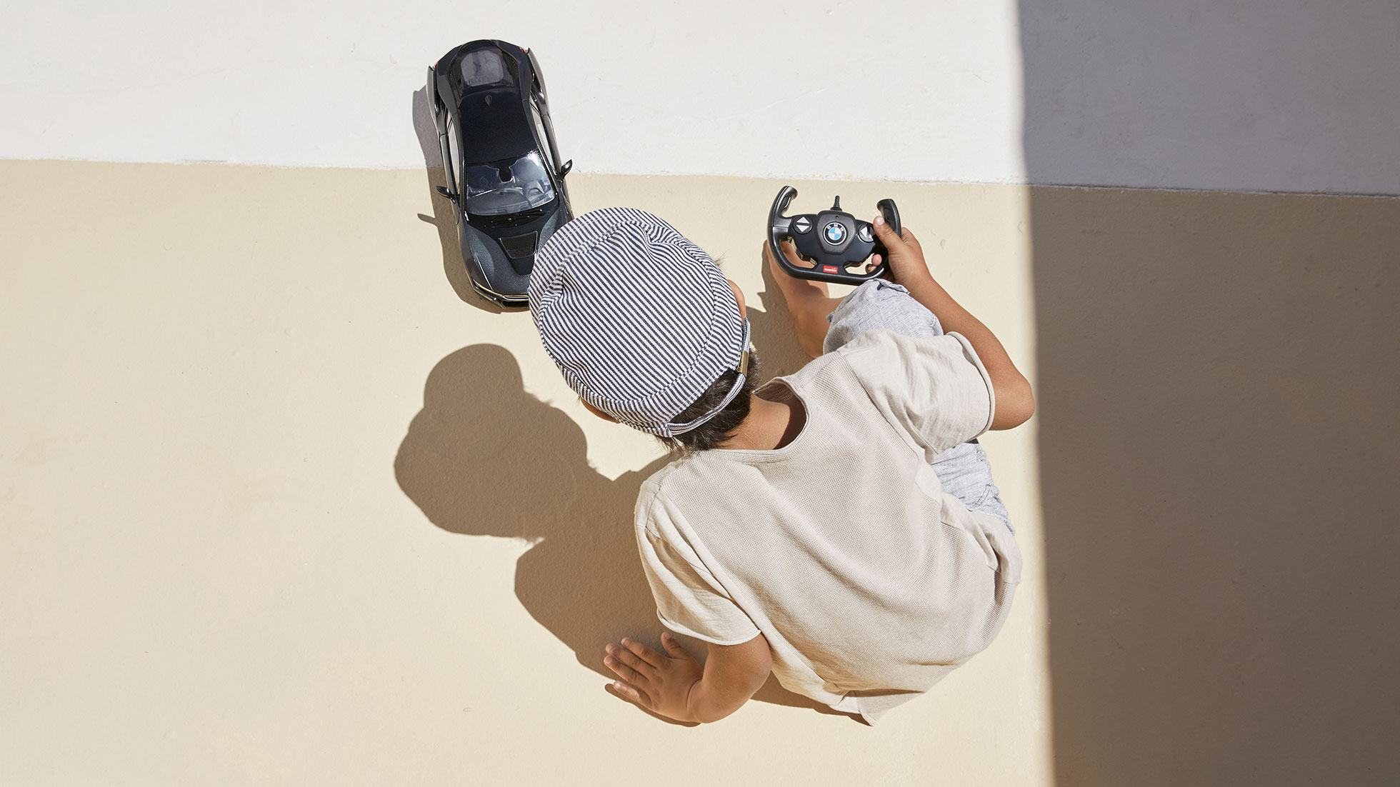 RC BMW i8 miniatuurne mudel. Poiss mängib õhinal kaugjuhitava RC BMW i8 miniatuurse mudeliga.