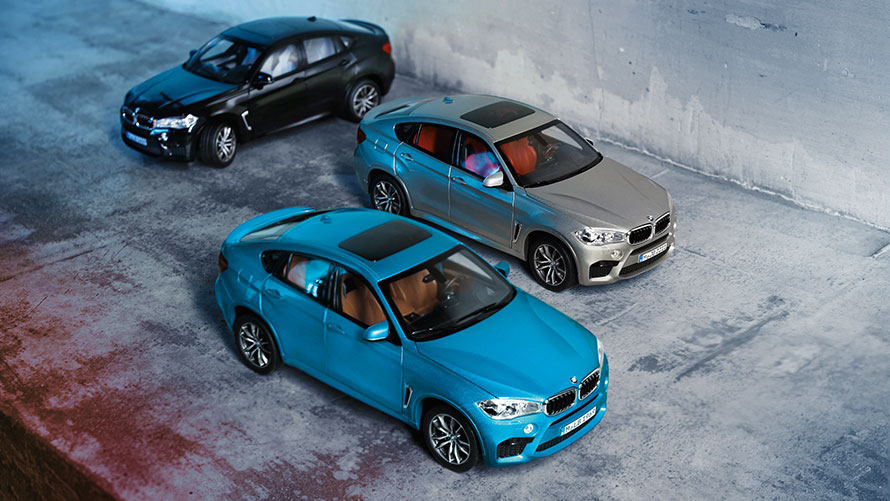 Siin on näha kolme miniatuurset BMW X6 mudelit värvitoonides Sapphire Black, Donington Grey ja Long Beach Blue. Siin on näha kolme miniatuurset BMW X6 mudelit värvitoonides Sapphire Black, Donington Grey ja Long Beach Blue.