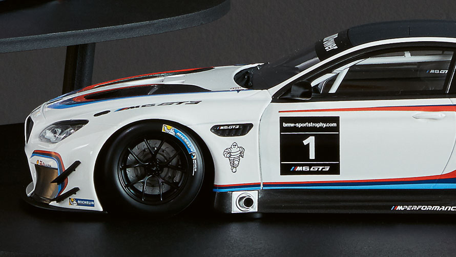 Külgvaade miniatuurse BMW M6 GT3 esiosast. Külgvaade miniatuurse BMW M6 GT3 esiosast.