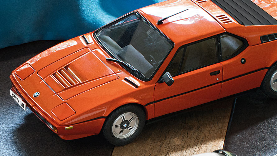 BMW M1 mudel. Pildil on lähivõttes miniatuurne BMW M1.