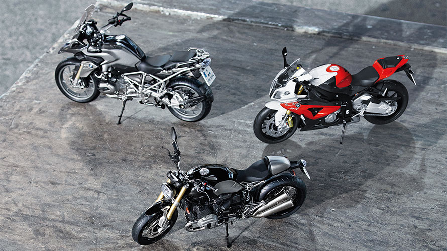 Kolm BMW mootorratast. Miniatuurne BMW R 1200 GS, miniatuurne BMW S 1000 RR ja miniatuurne BMW R Nine T. Kolm BMW mootorratast. Miniatuurne BMW R 1200 GS, miniatuurne BMW S 1000 RR ja miniatuurne BMW R Nine T.