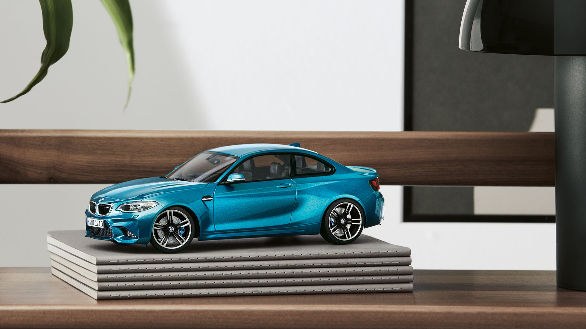 Miniatuurne BMW M2 värvitoonis Beach Blue. Pildil on miniatuurne BMW M2 Long Beach Blue värvitoonis.