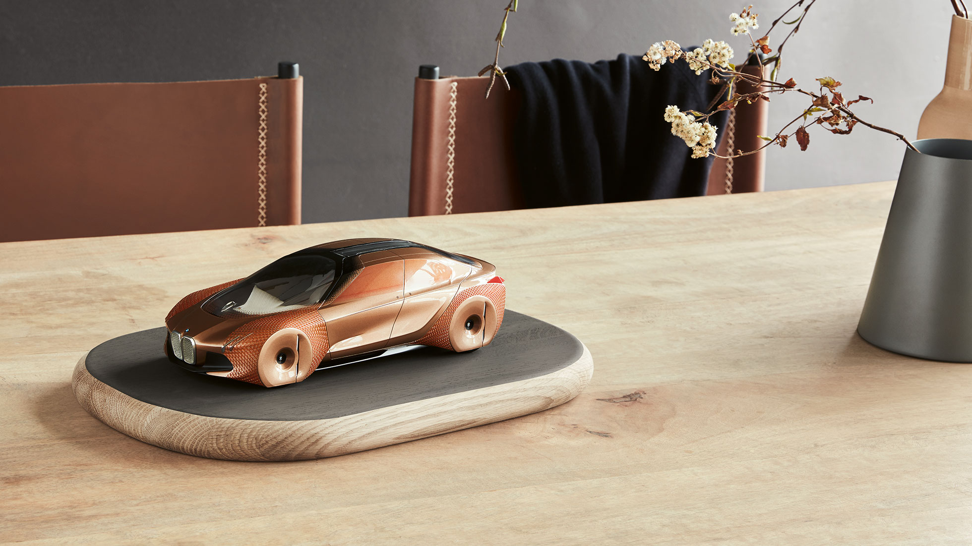 Miniatuurne BMW Vision Next 100. Pildil on kolm neljandikku eestvaates miniatuurne BMW Vision Next 100.