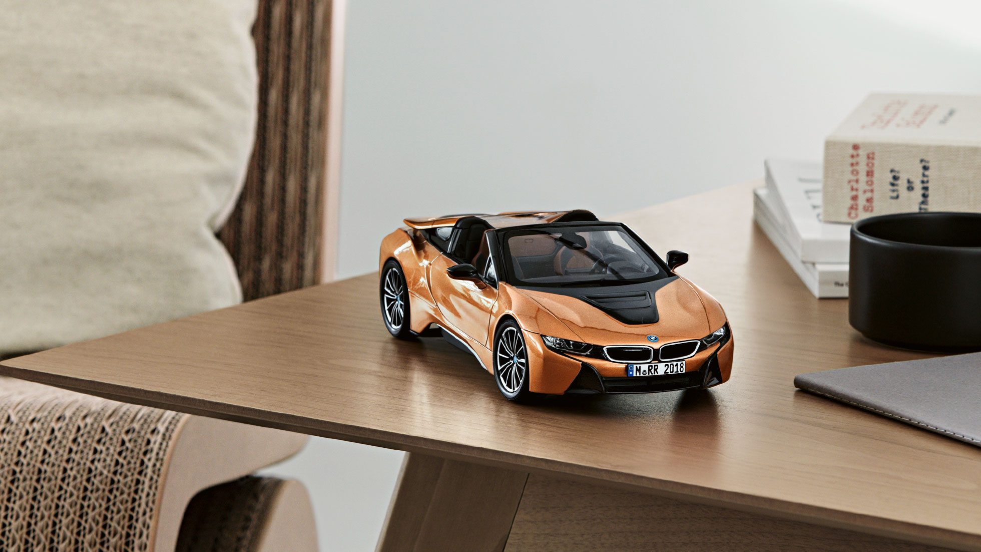 Miniatuurne BMW i8 Roadster. Pildil on miniatuurse BMW i8 Roadsteri esiosa.