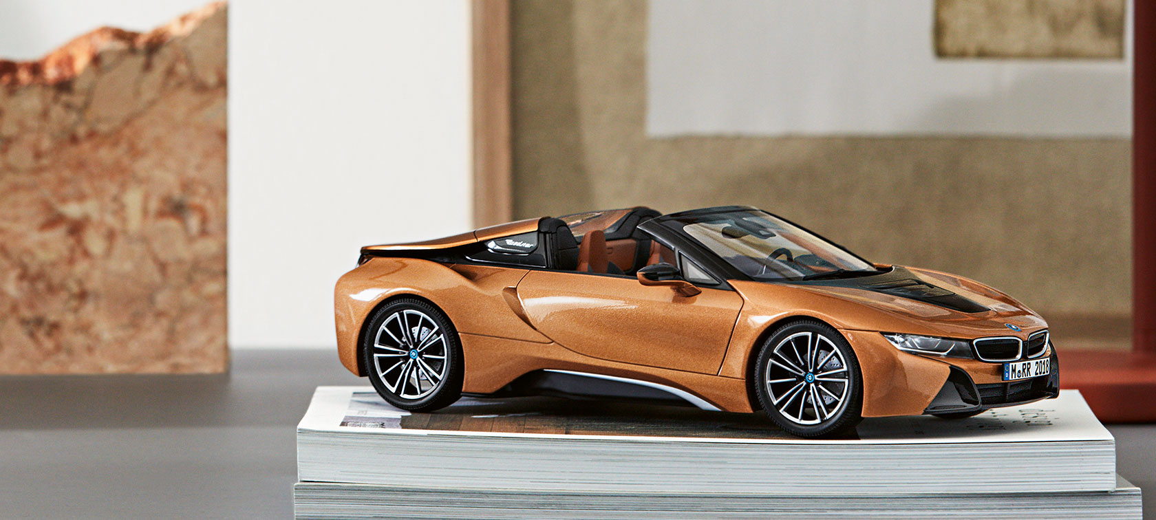 Miniatuurne BMW i8 Roadster. BMW i8 Roadsteri mudel dekoratiivselt ajakirjahunnikul.