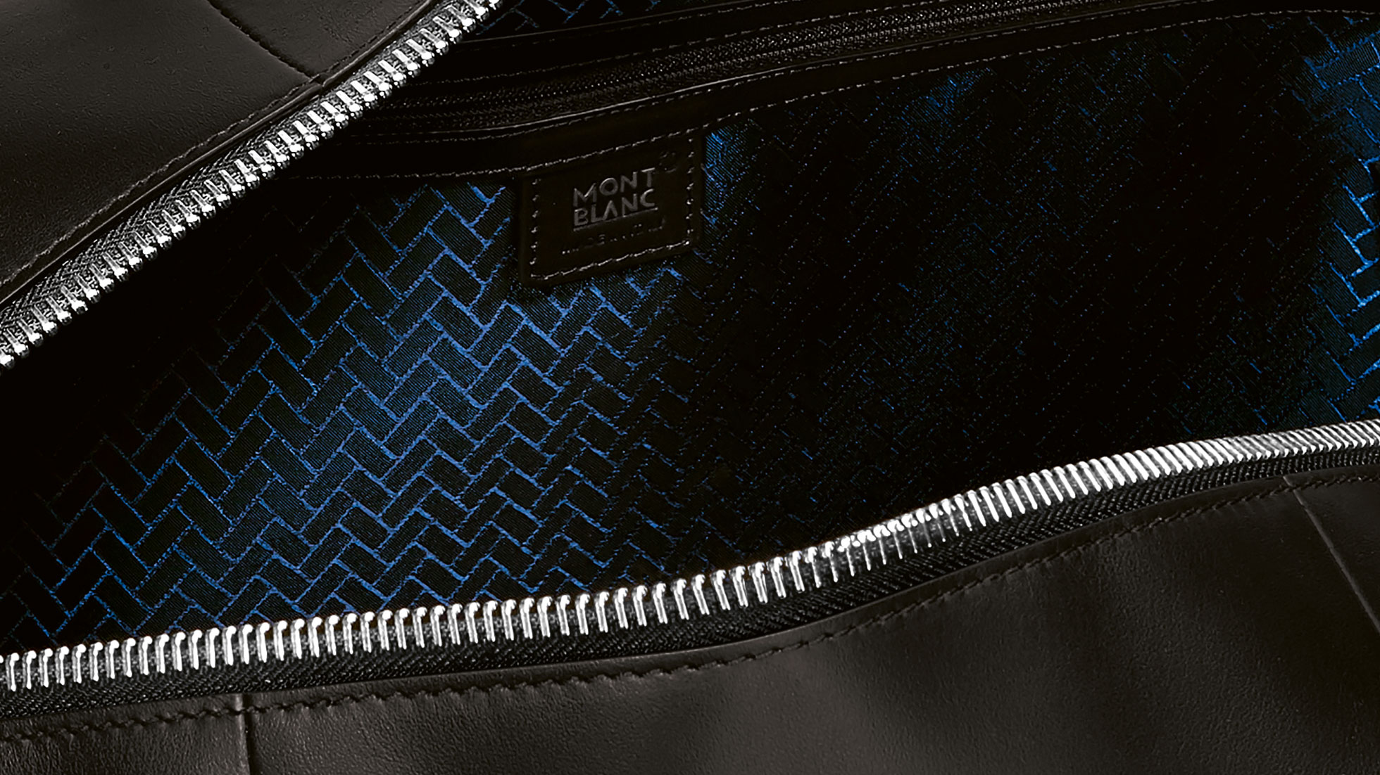 Montblanc for BMW suur kott. See pilt näitab Montblanc for BMW suure koti mustrilise pinna lähivaadet.