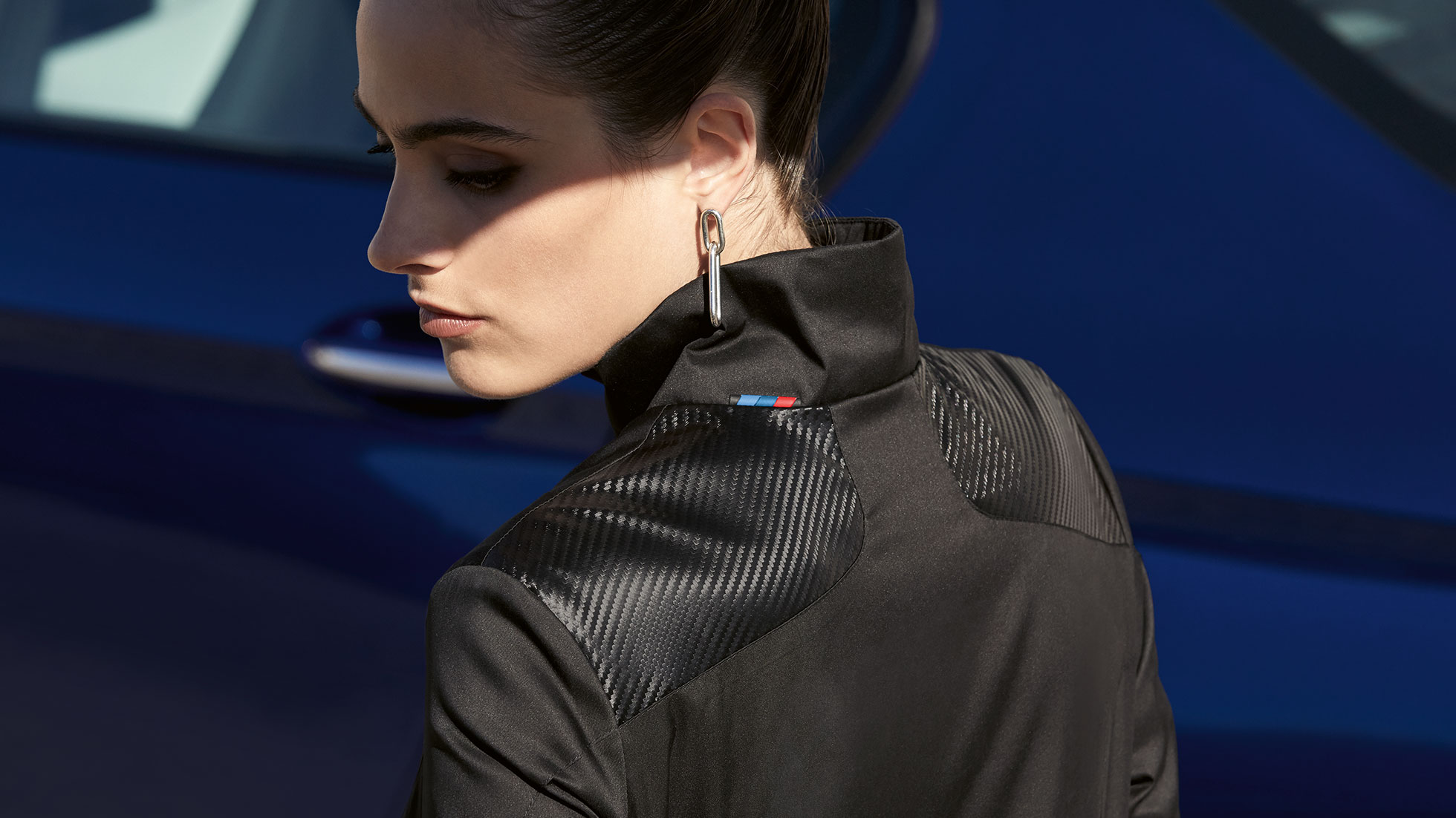 BMW M jope, naistele. BMW M naiste jopes naismodell üle õla vaatamas.