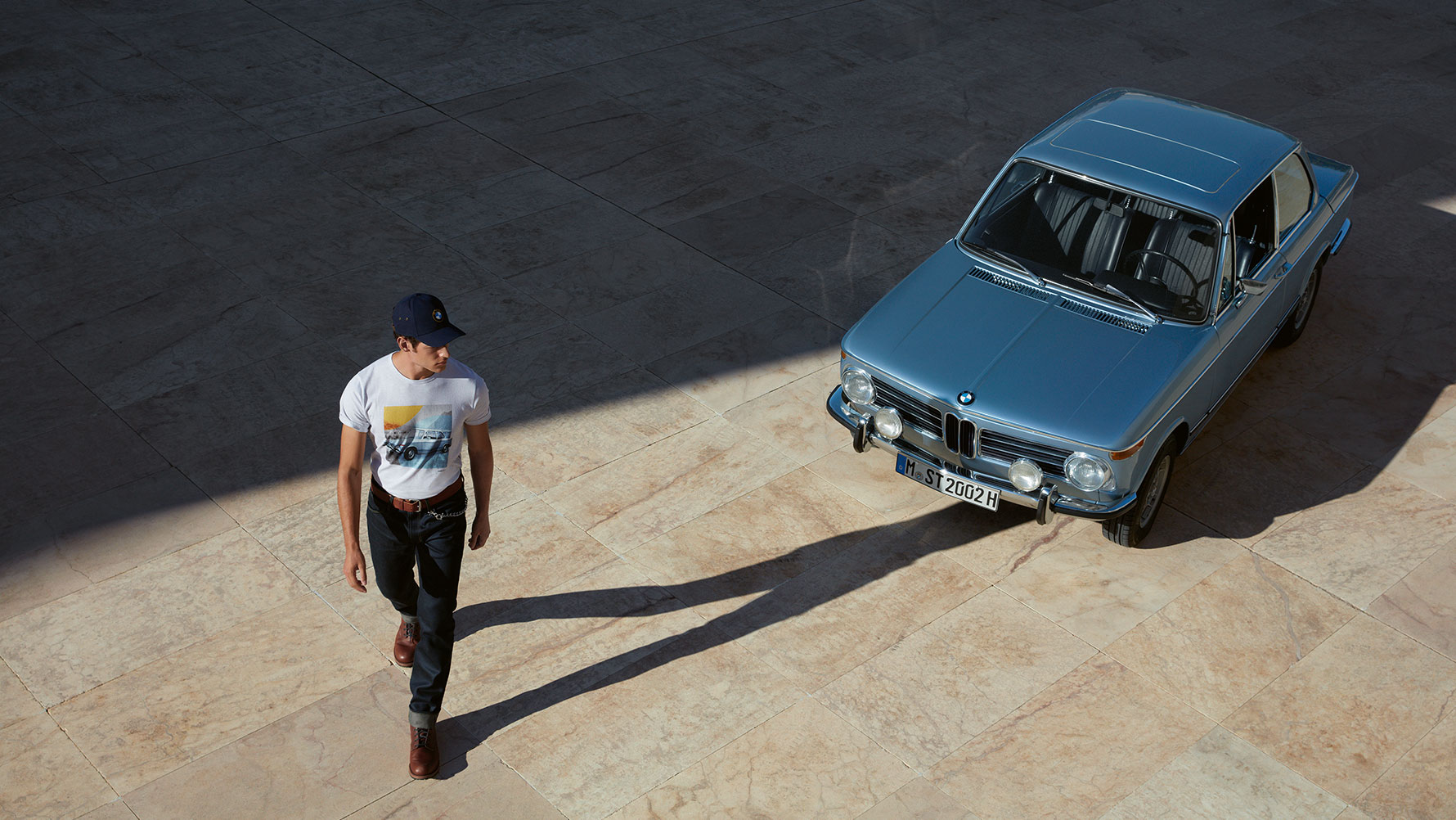 Meesmodell ja klassikaline BMW esindavad BMW Classic kollektsiooni disaini kontseptsiooni. Meesmodell ja klassikaline BMW esindavad BMW Classic kollektsiooni disaini kontseptsiooni.