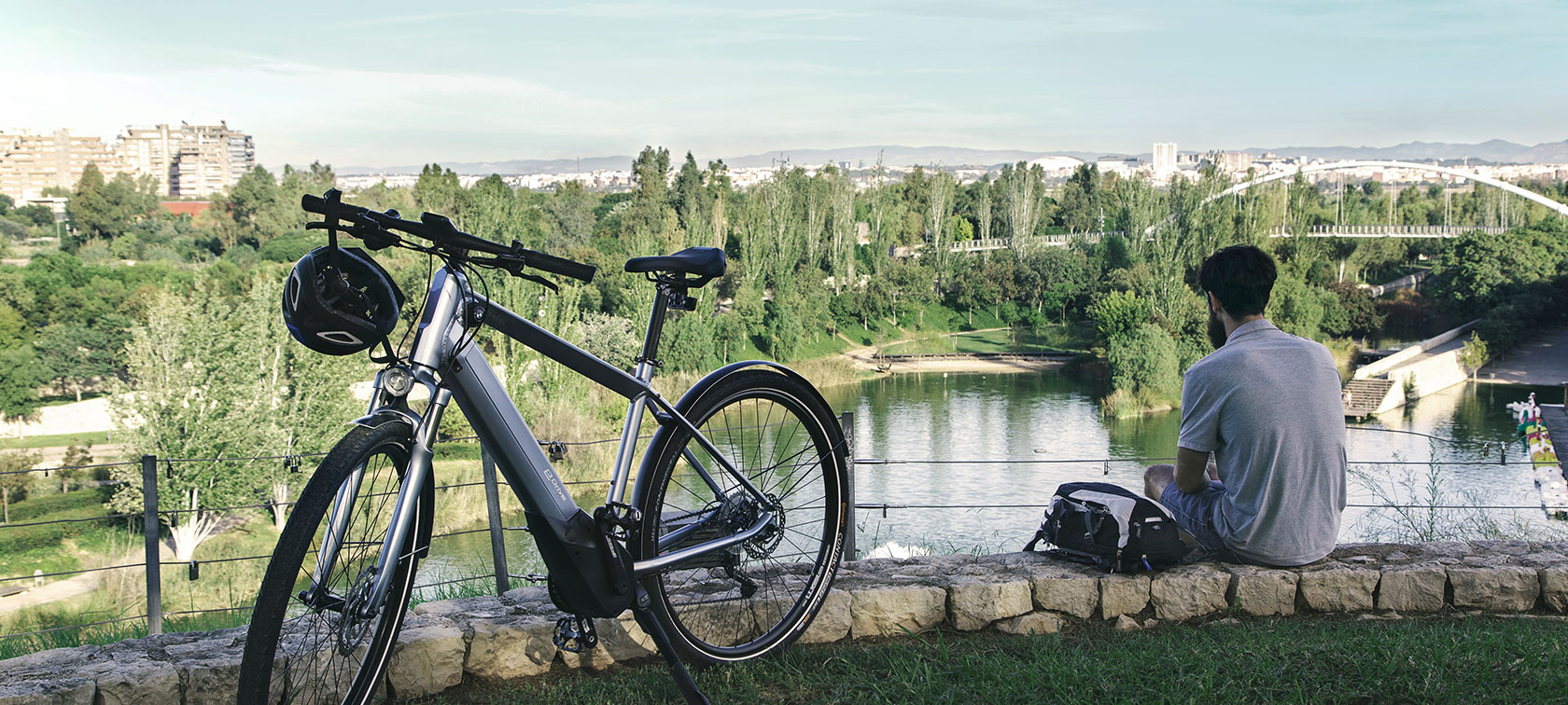 Pildil on mööblidisainer Fernando Abellanas oma sõidust puhkamas. Ta istub kõrgel Jardin des Turia pargi aedade kohal, nautides vaadet kaugele horisondile. Tema BMW Active Hybrid E-Bike seisab tema kõrval. Pildil on mööblidisainer Fernando Abellanas oma sõidust puhkamas. Ta istub kõrgel Jardin des Turia pargi aedade kohal, nautides vaadet kaugele horisondile. Tema BMW Active Hybrid E-Bike seisab tema kõrval.