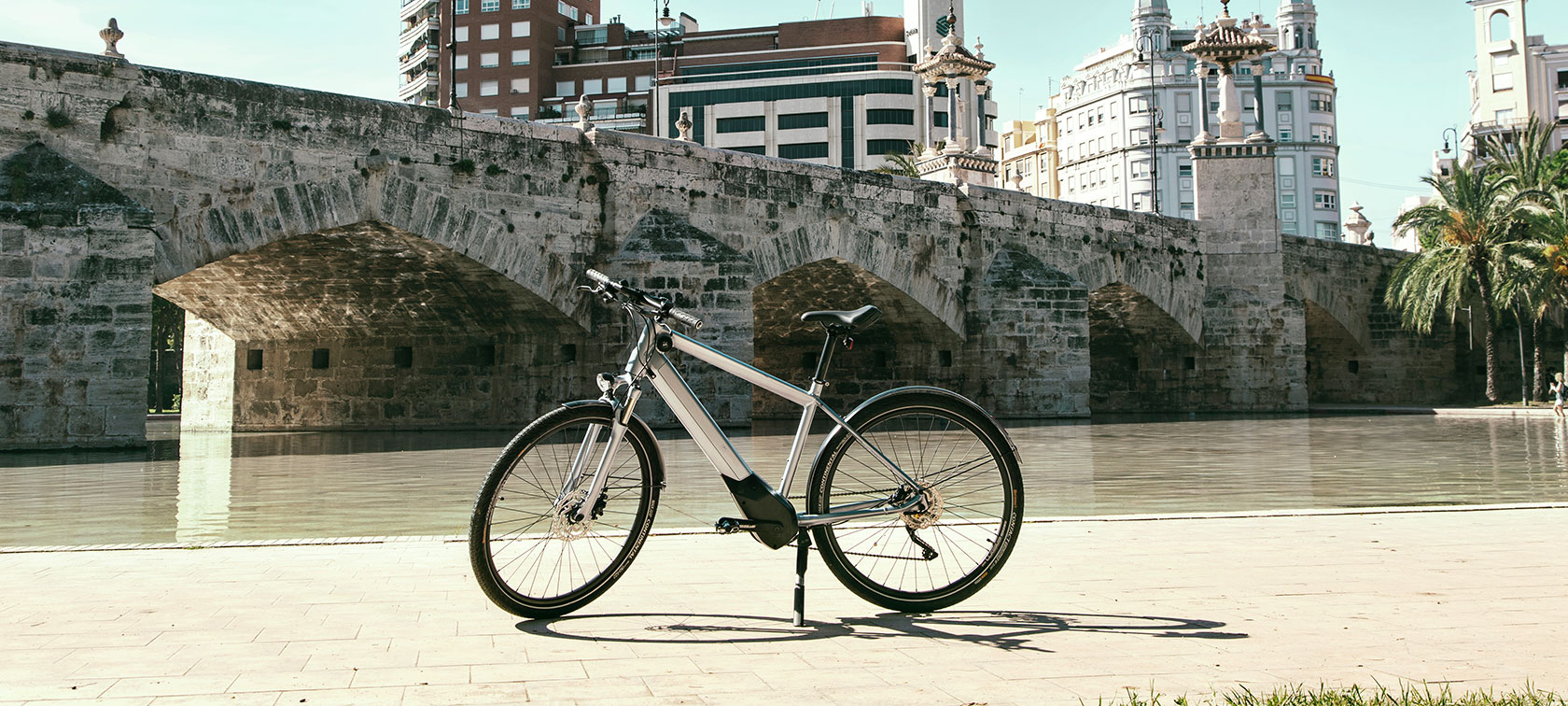 BMW jalgratas Active Hybrid E-Bike. Pildil on BMW Active Hybrid E-Bike pargitud Valencia jõe kaldale.