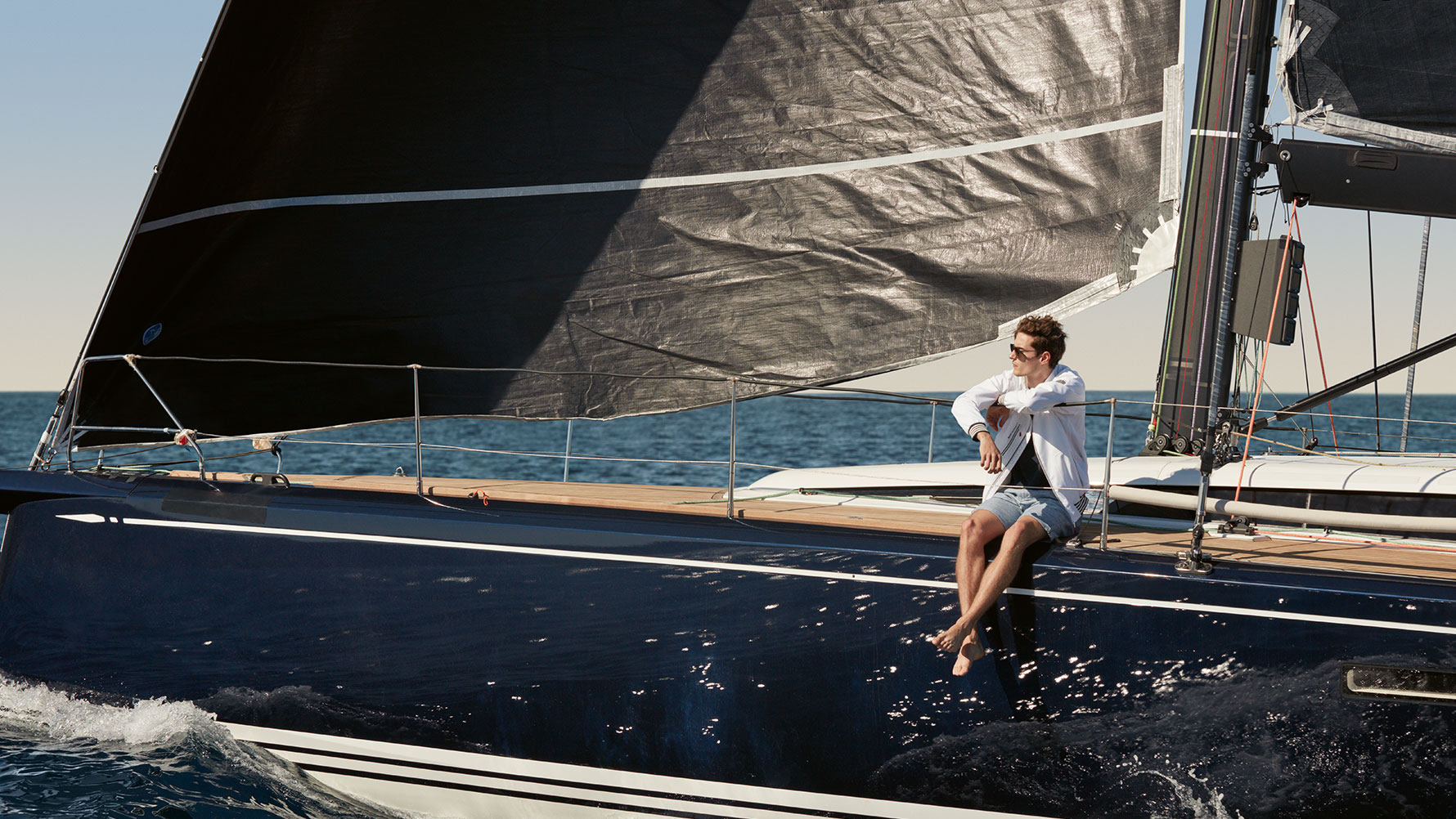 Mees istub jahil ja kannab BMW Yachtsporti meestejakki BMW Yachtsporti kollektsioonist. Mees istub jahil ja kannab BMW Yachtsporti meestejakki BMW Yachtsporti kollektsioonist.