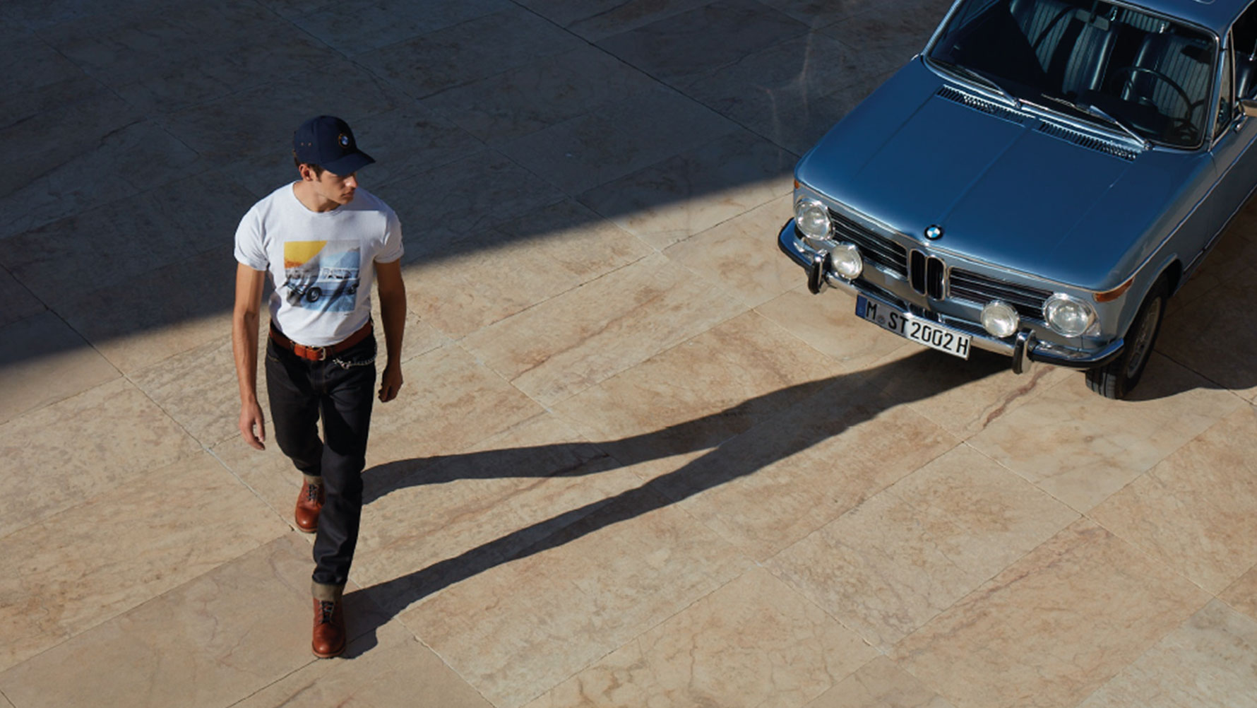 Mees kannab BMW Classicu meeste T-särki ja imetleb klassikalist BMW-d. Mees kannab BMW Classicu meeste T-särki ja imetleb klassikalist BMW-d.