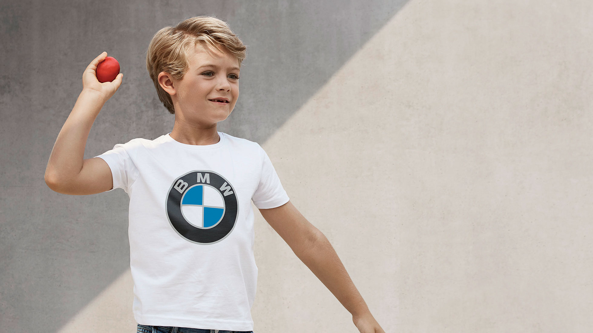 BMW lastekollektsioon. Poiss kannab BMW lastekollektsiooni tooteid.