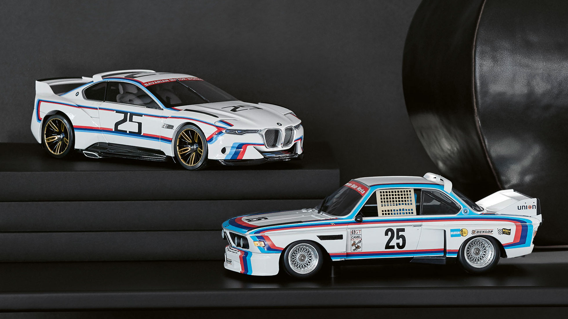 BMW miniatuurid. Pildil on kaks BMW miniatuuri.