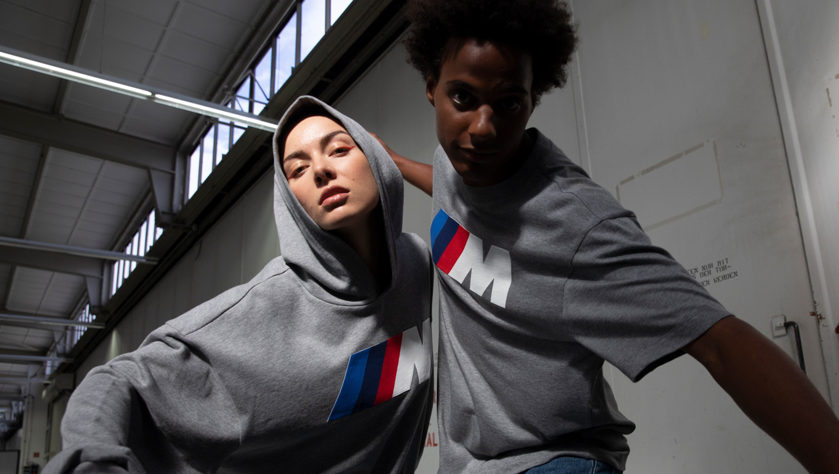 BMW Lifestyle Lookbook 2023, unisex BMW M-logoga kapuutsiga pusa ja unisex BMW M-logoga T-särk BMW Lifestyle Lookbook, unisex BMW M-logoga kapuutsiga pusa ja unisex BMW M-logoga T-särk