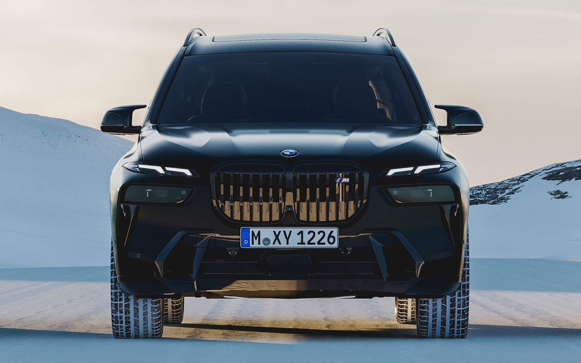 BMW X7 G07 värvitoonis BMW Individual Frozen Black, eestvaade lumel parkimas