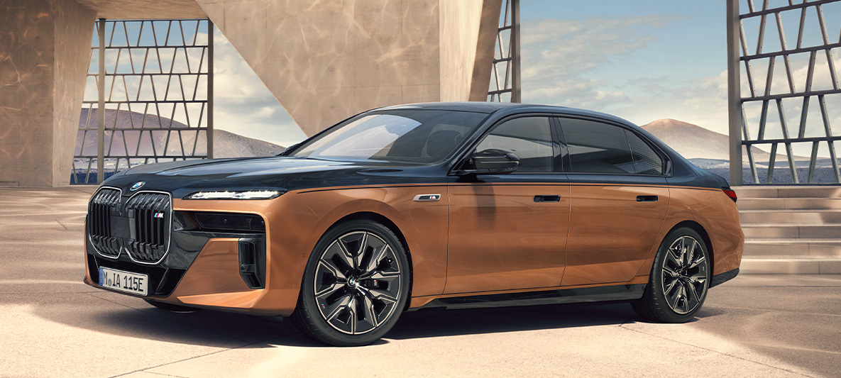 BMW 7. seeria G70, BMW Individual Liquid Copper BMW 7. seeria G70, BMW Individual Liquid Copper, kolm neljandikku eestvaade seistes
