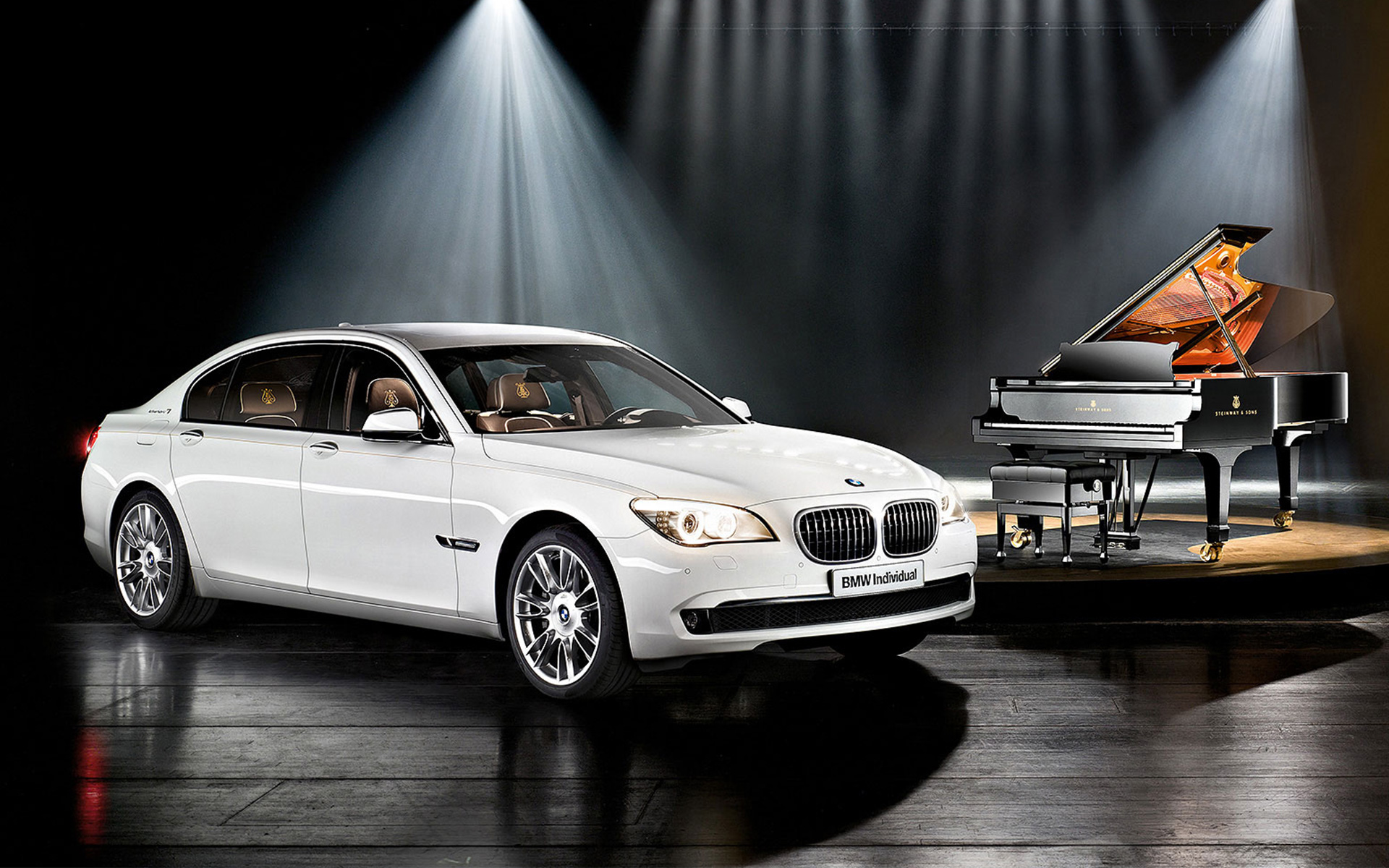BMW Individual 7. seeria Composition F01 2010, inspireeritud Steinway & Sons‘ist, kolm neljandikku külgvaade klaveri ees