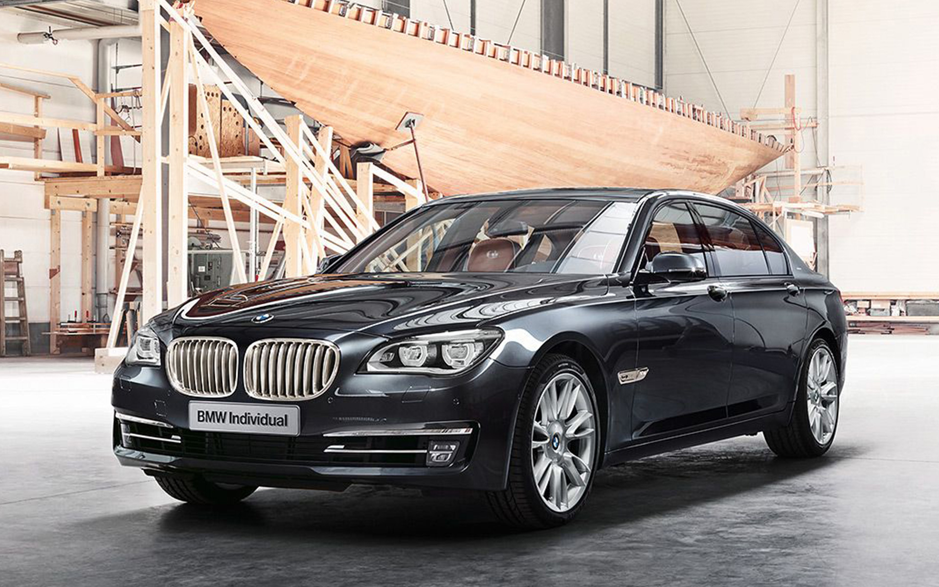 BMW Individual 760Li Sterling F01 2013, inspireeritud ROBBE & BERKING‘ist, kolm neljandikku eestvaade, taustal jaht laevatehases