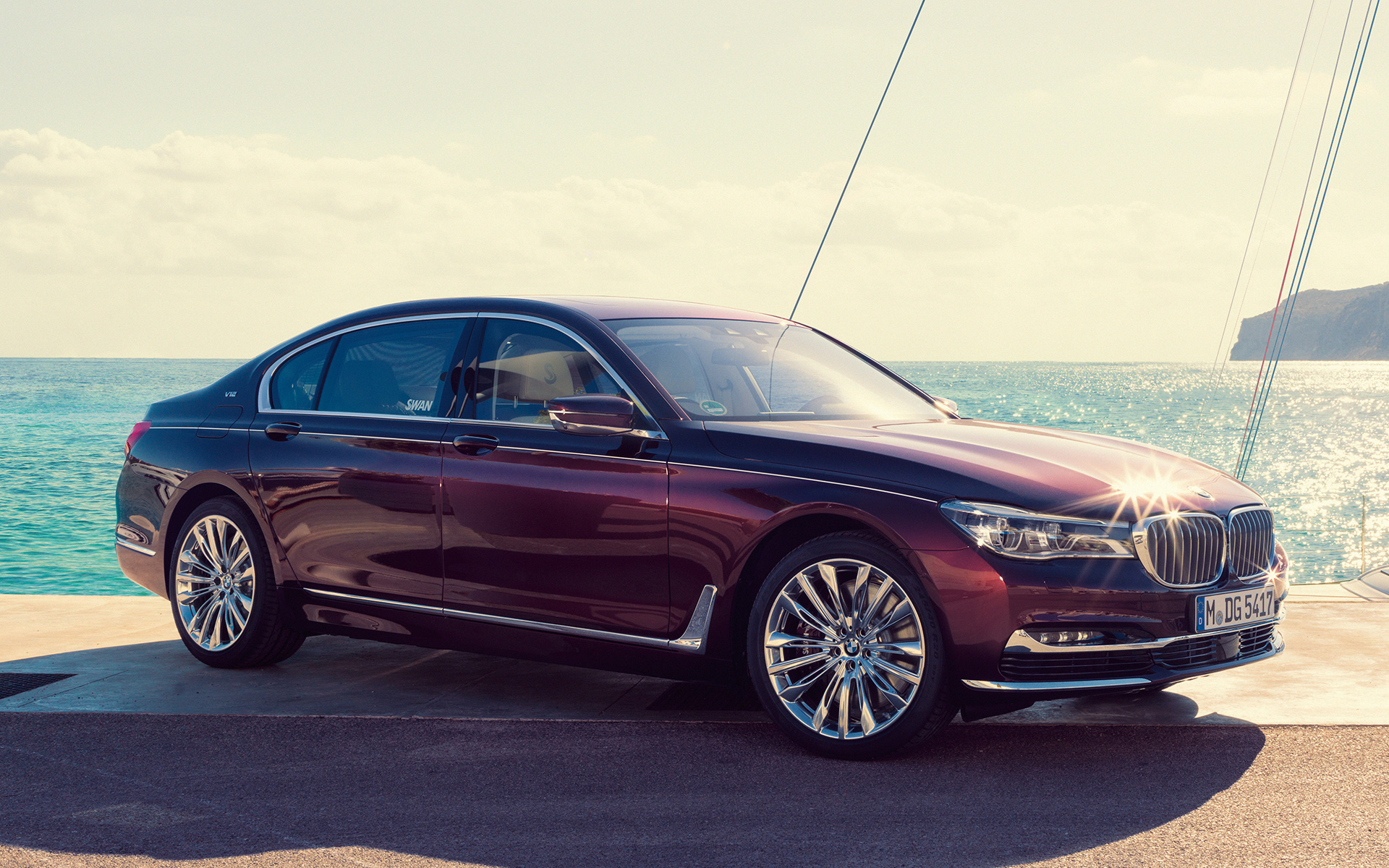 BMW Individual M760Li G12 2017, inspireeritud Nautor’s Swanist, kolm neljandikku külgvaade kail purjejahi ees