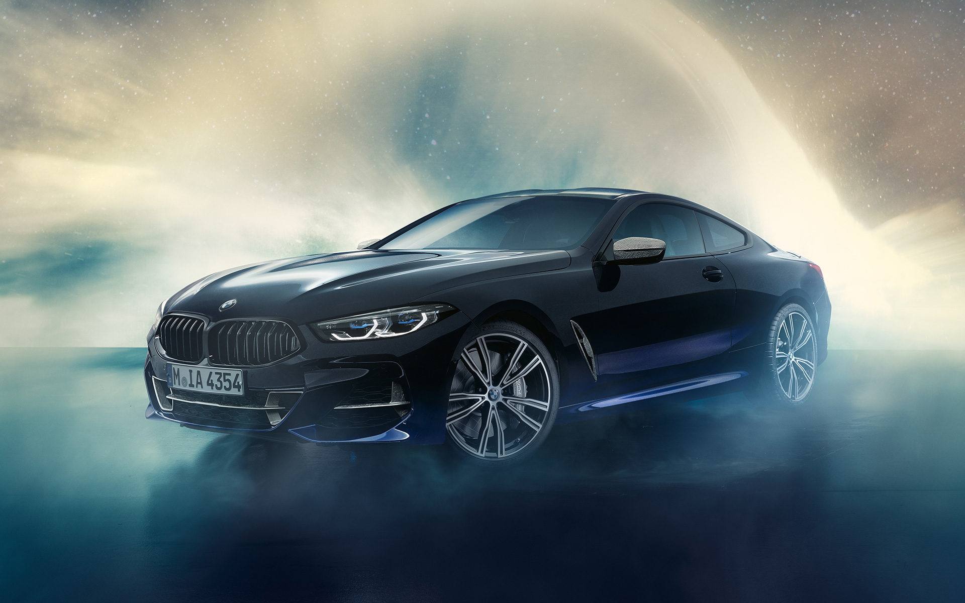 BMW Individual M850i NIGHT SKY G15 2019 kolm neljandikku eestvaade, taustaks meteoorisadu