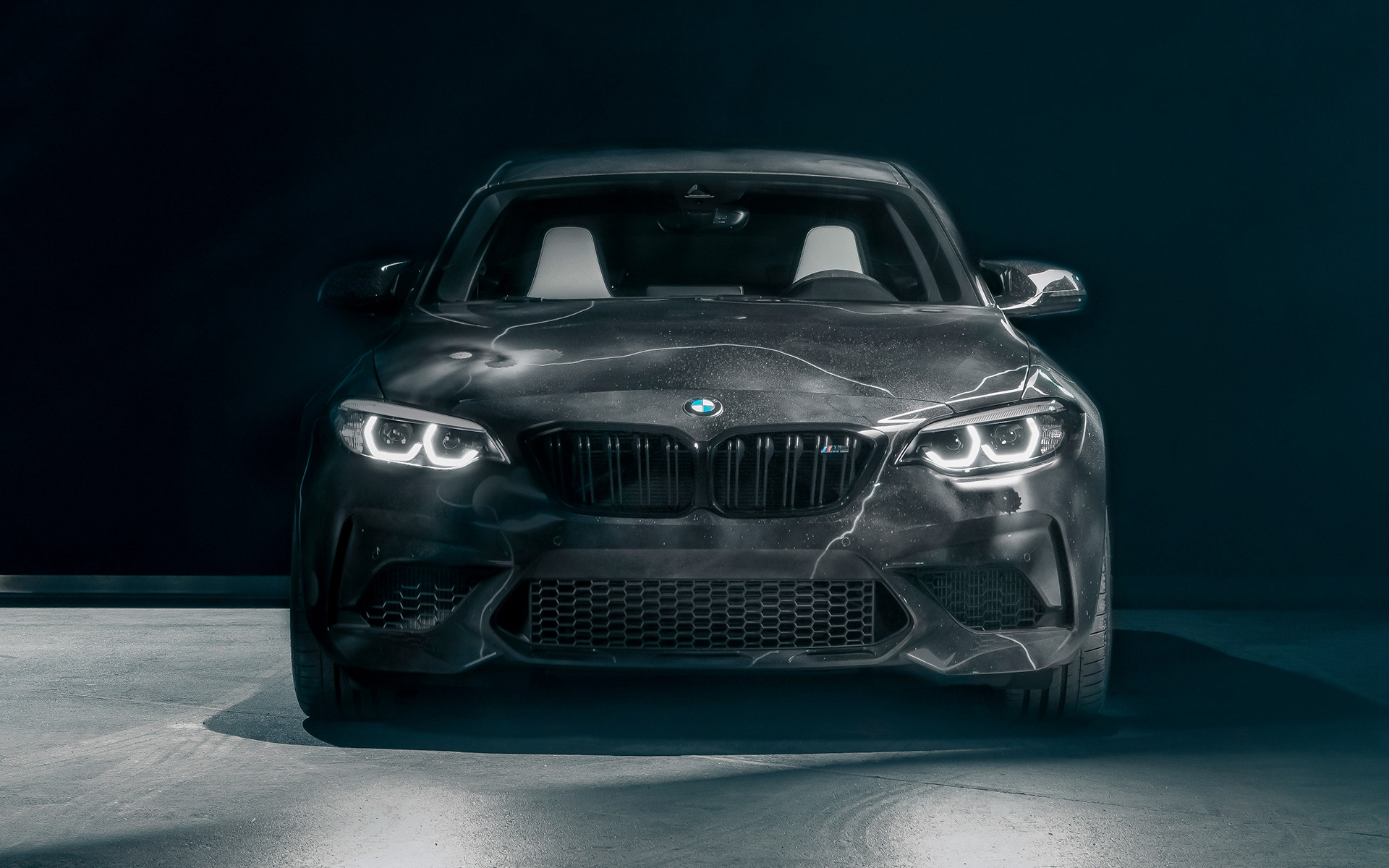 FUTURA 2000 disainitud BMW M2 Edition F87 2020, eestvaade mustal taustal