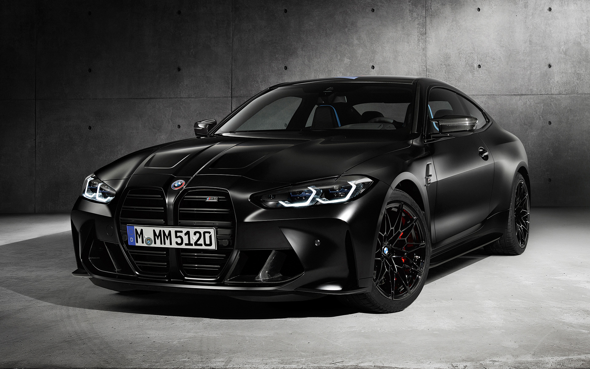BMW M4 Competition Edition x KITH G82 2020, kolm neljandikku külgvaade hallil taustal