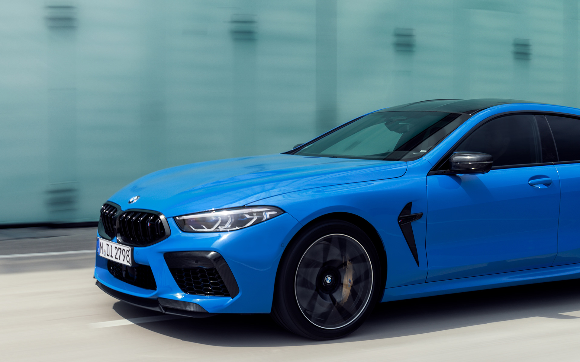 BMW M8 Competition Coupé F92 2019 BMW Individual Voodoo Blue, kolm neljandikku külgvaade sõites