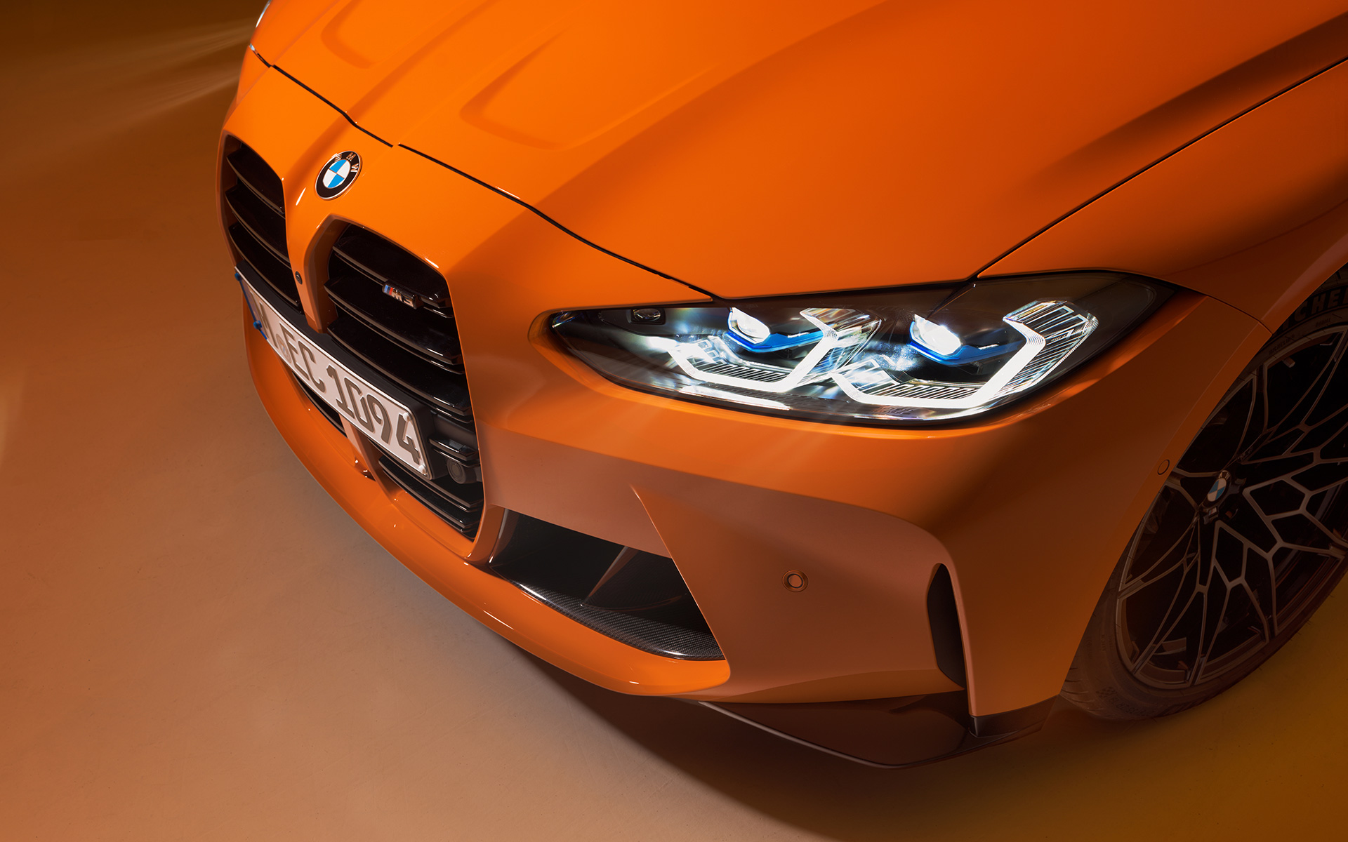 BMW M4 Competition Coupé G82 2021 BMW Individual Fire Orange seistes kolm neljandikku eestvaade, lähivaade ülevalt
