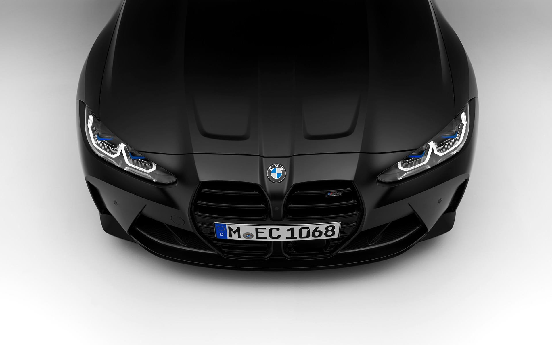 BMW M4 Competition Coupé G82 2021 BMW Individual Frozen Black metallik, ülalt eestvaade seistes