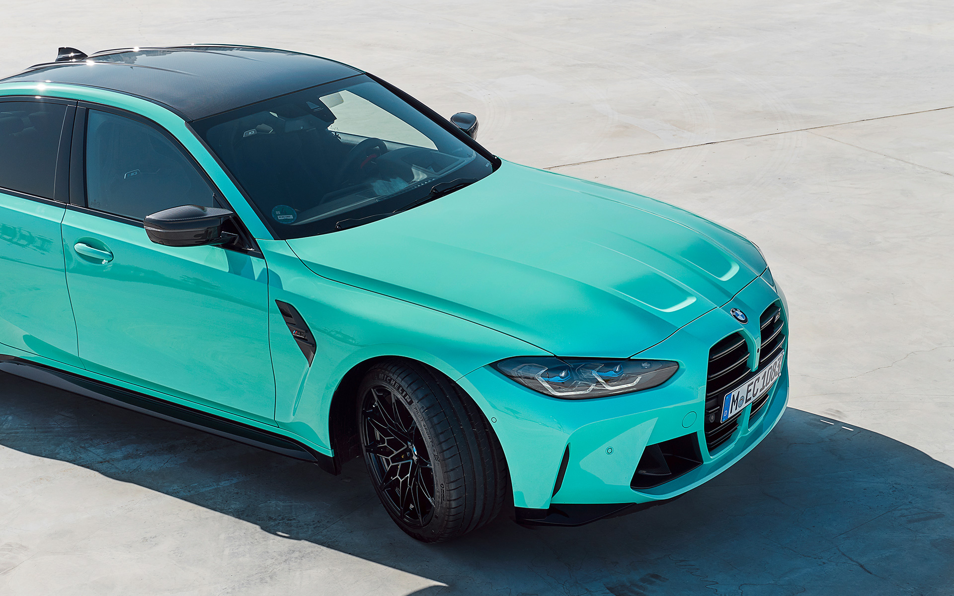 BMW M3 Sedaan G80 2021 BMW Individual Mint Green kolm neljandikku külgvaade ülevalt seistes