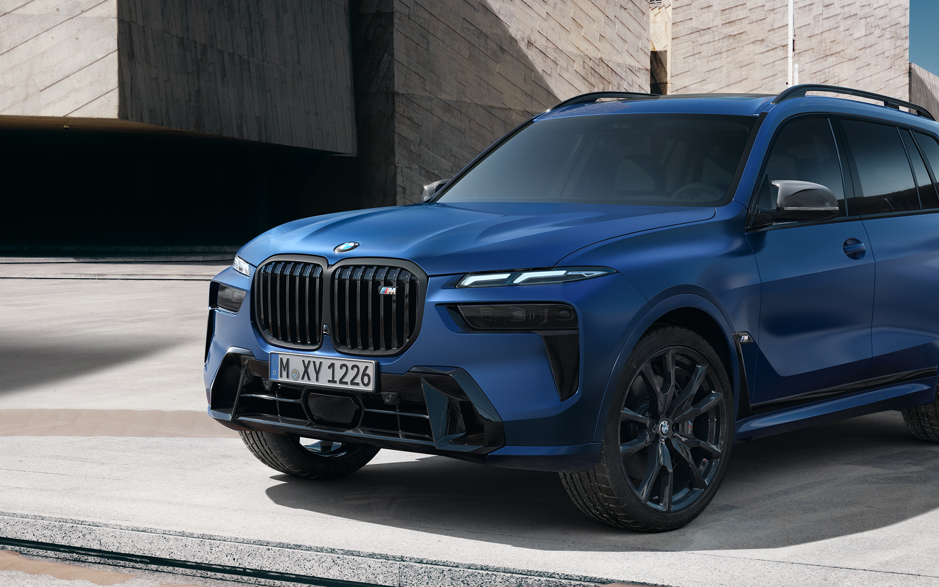 BMW X7 M60i xDrive G07 LCI, BMW Individual Frozen Marina Bay Blue metallik, kolm neljandikku osaline külgvaade seistes