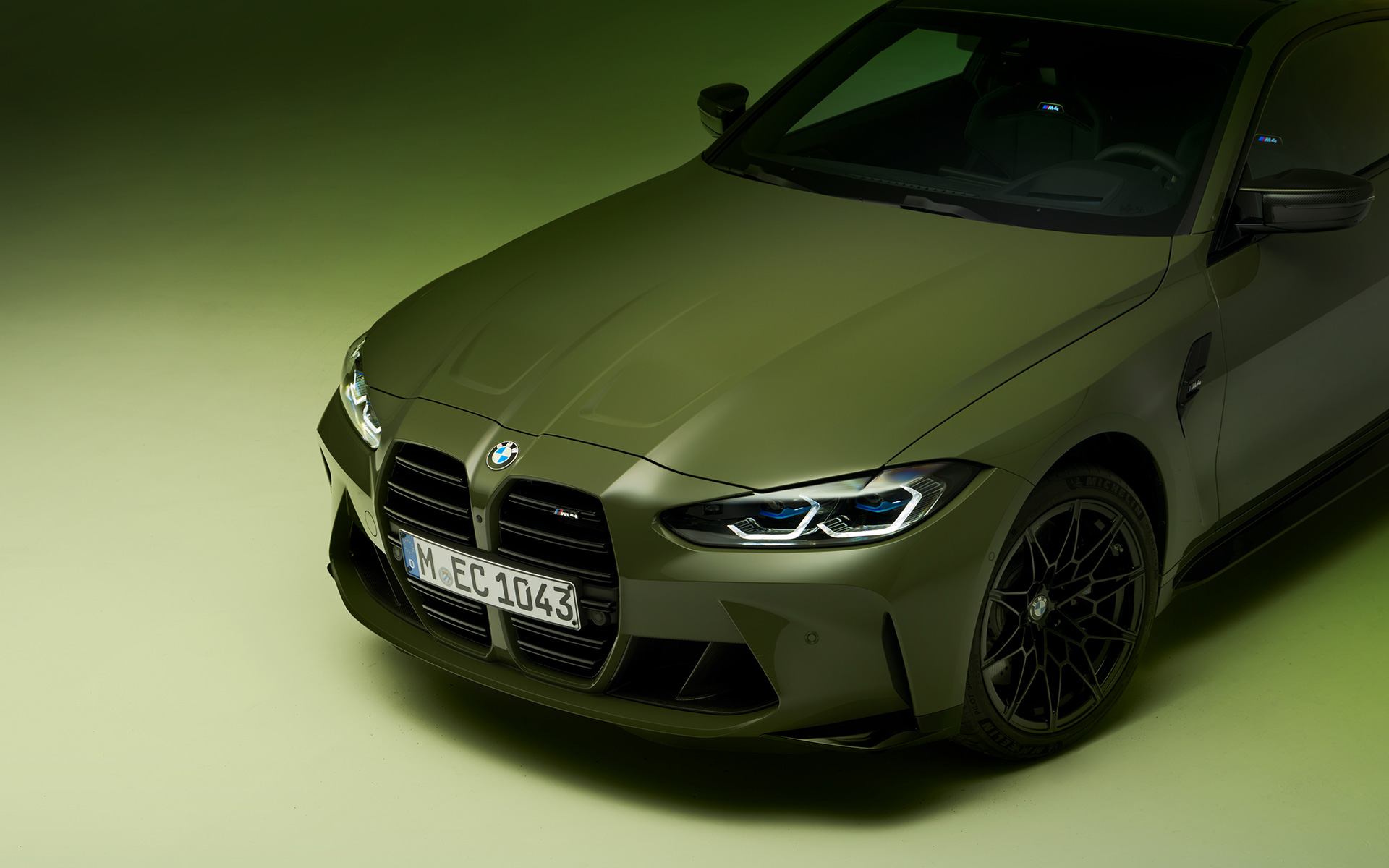 BMW M4 Competition Coupé G82 2021 BMW Individual Urban Green kolm neljandikku eestvaade BMW M4 Competition Coupé G82 2021 BMW Individual Urban Green kolm neljandikku pealtvaade