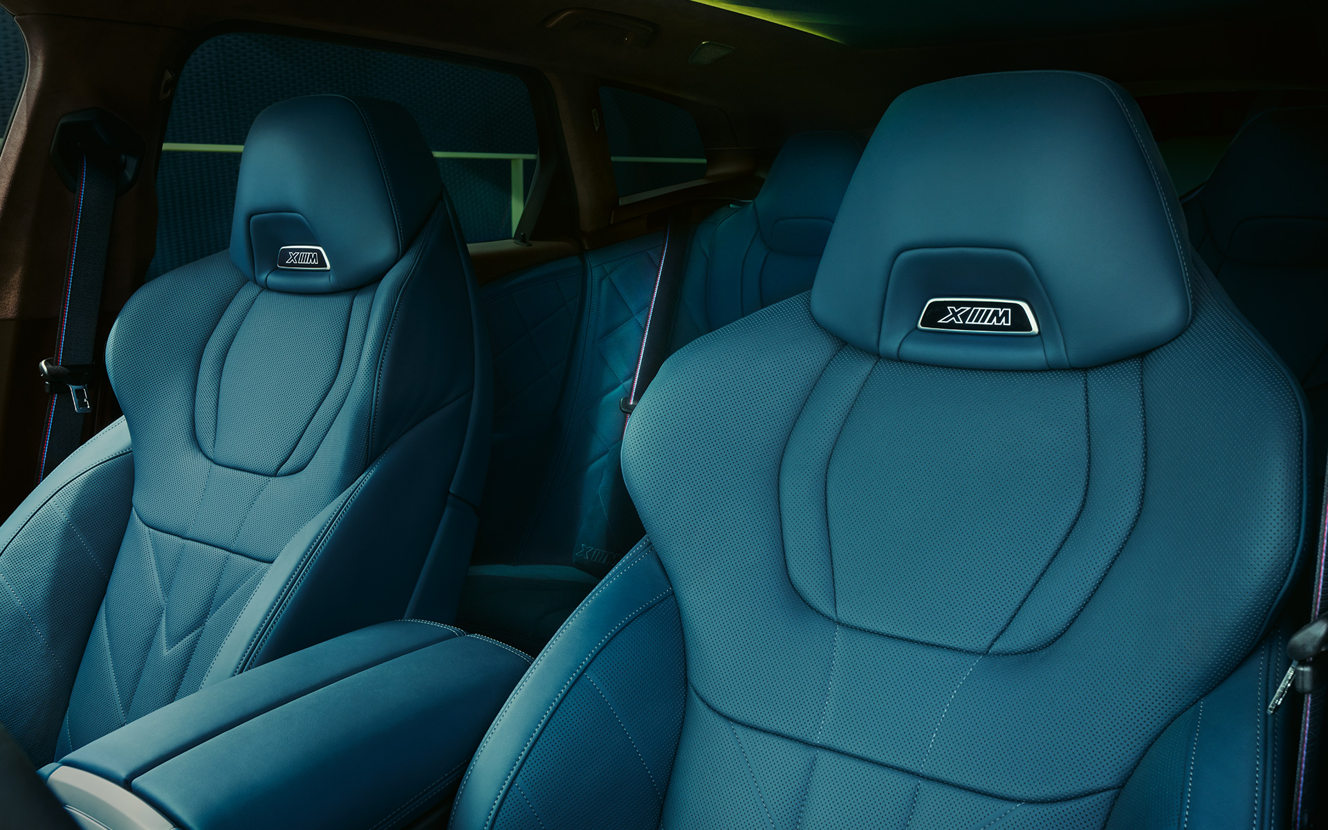 BMW XM, BMW Individuali nahkpolster 'Merino' koos eksklusiivdetailidega | Deep Lagoon