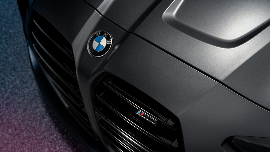 BMW M4 Competition Coupé G82 2021 Frozen Dark Grey metallik, ülalt eestvaade seistes, lähivaade BMW M4 Competition Coupé G82 2021 Frozen Dark Grey metallik, ülalt eestvaade seistes, lähivaade