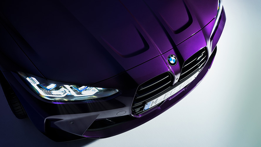 BMW M4 Competition Coupé G82 2021 BMW Individual Thundernight metallik, ülalt eestvaade seistes, lähivaade BMW M4 Competition Coupé G82 2021 BMW Individual Thundernight metallik, ülalt eestvaade seistes, lähivaade