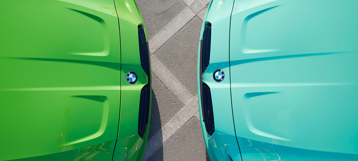 BMW M3 Sedaan G80 2021 BMW Individual Verde Mantis kolm neljandikku ja BMW M3 Sedaan G80 2021 BMW Individual Mint Green esiosadega vastamisi, väljalõige ülevalt BMW M3 Sedaan G80 2021 BMW Individual Verde Mantis kolm neljandikku ja BMW M3 Sedaan G80 2021 BMW Individual Mint Green esiosadega vastamisi, väljalõige, lähivaade ülevalt