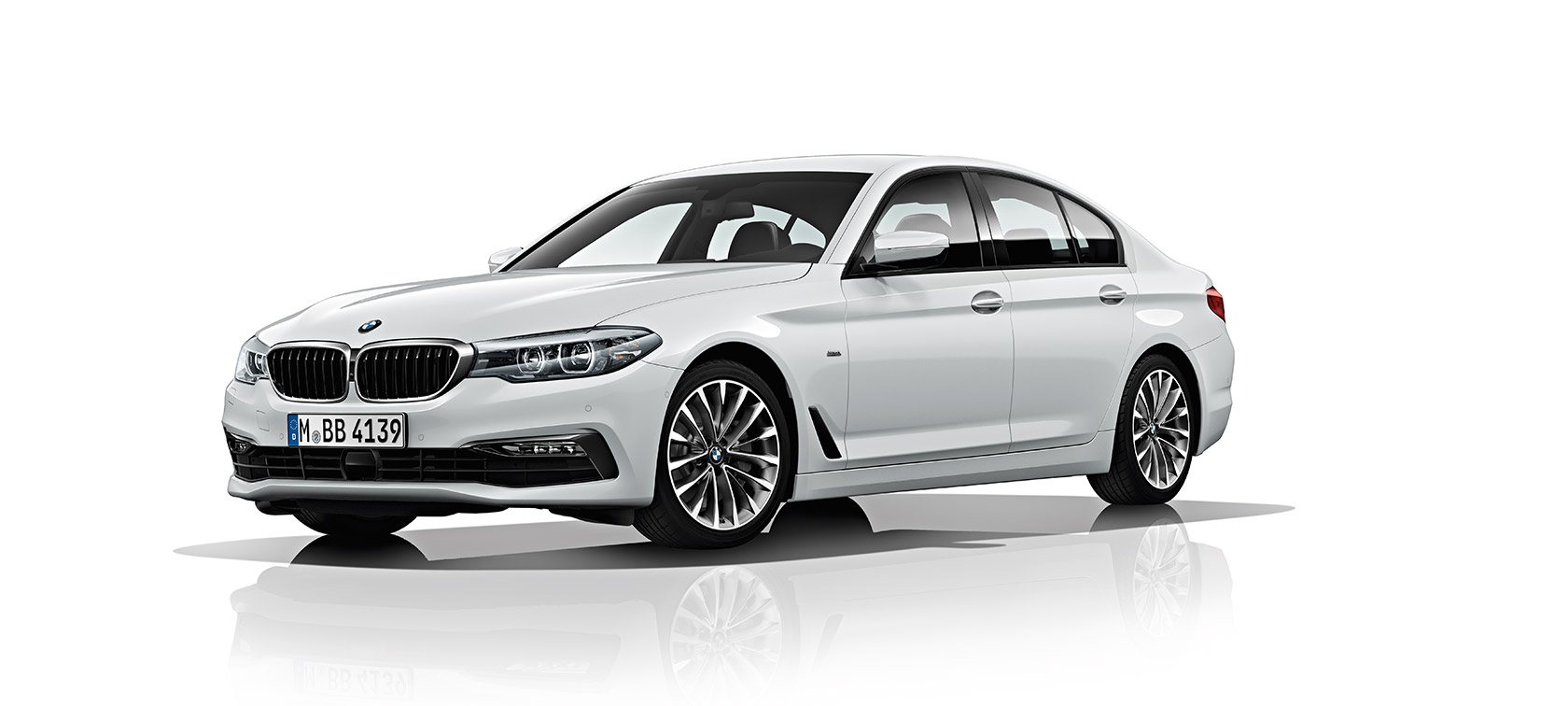 BMW 5. seeria Sedan Kolm neljandikku eestvaade valgest BMW 5. seeria Sedanist.