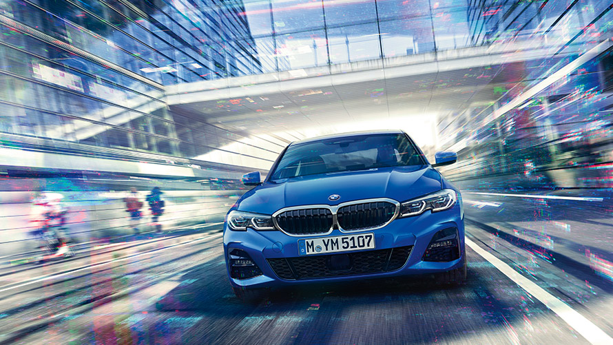 BMW Personal CoPilot: intelligentne sõit Mees sõidab BMW-ga, vaadates BMW Personal CoPilot juhiabisüsteemi.