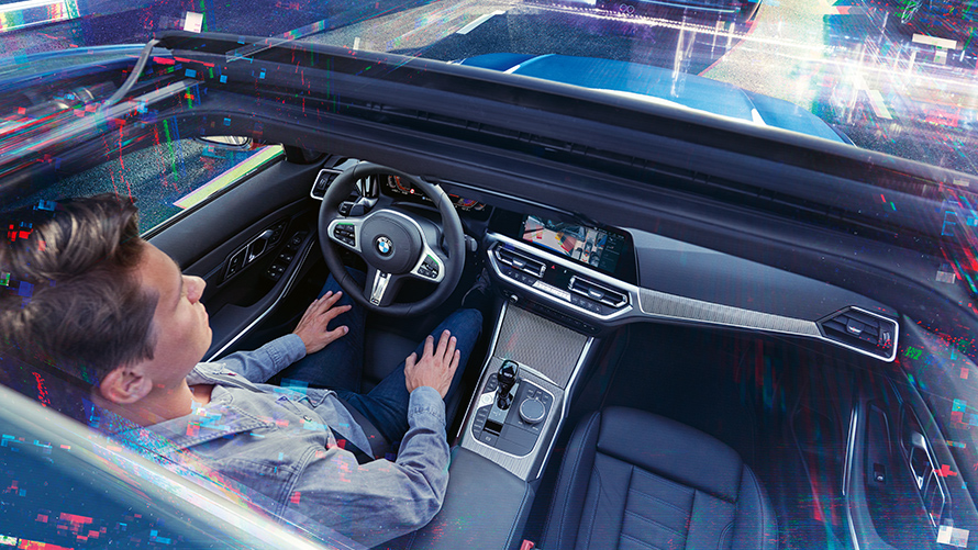 BMW Personal CoPilot: intelligentne parkimine Mees istub parkivas BMW-s, kasutades BMW Personal CoPilot parkimisassistenti.
