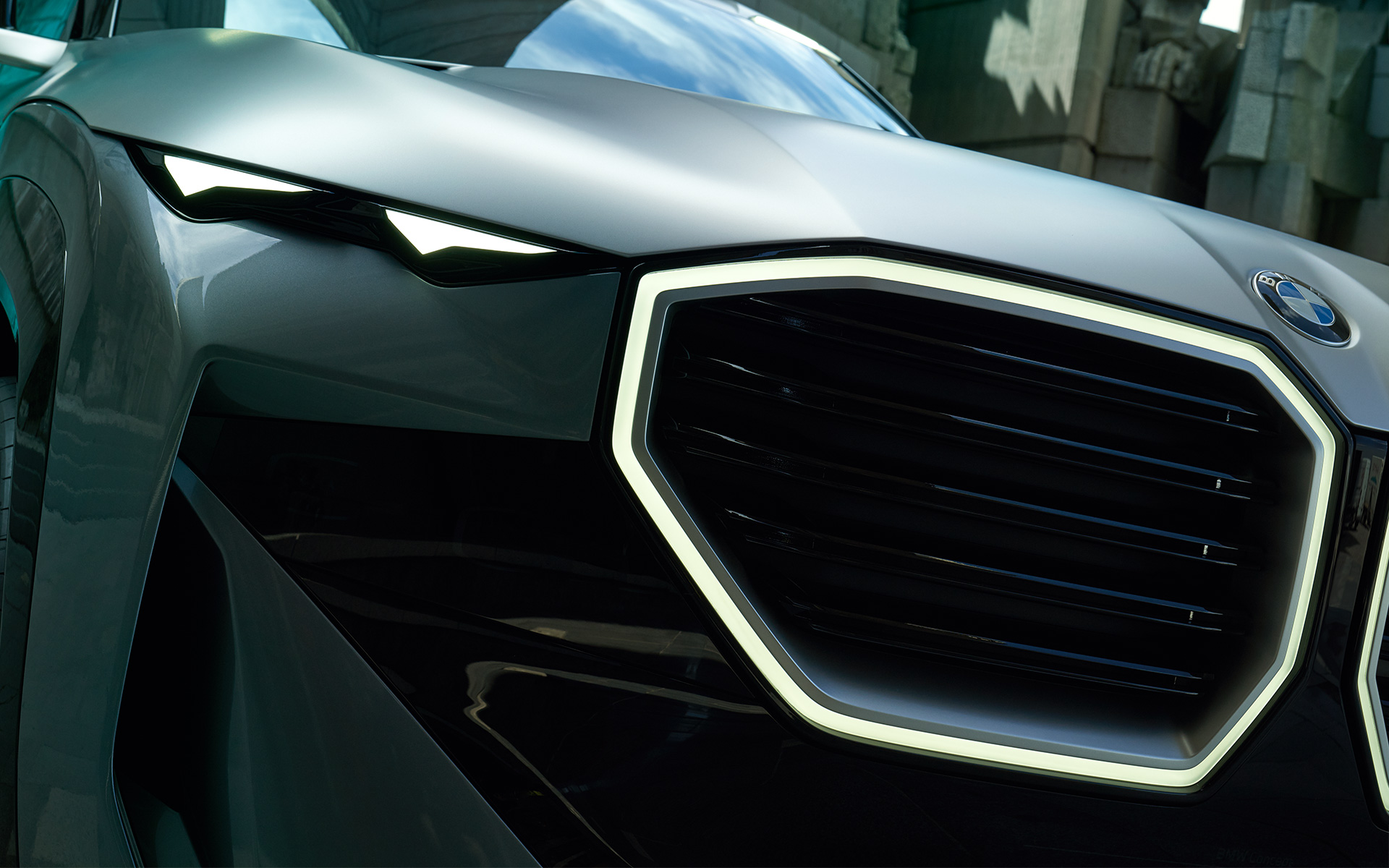 BMW Concept XM (G09), eestvaade seistes, neerukujulise iluvõre lähivõte BMW Concept XM (G09), eestvaade seistes, neerukujulise iluvõre lähivõte