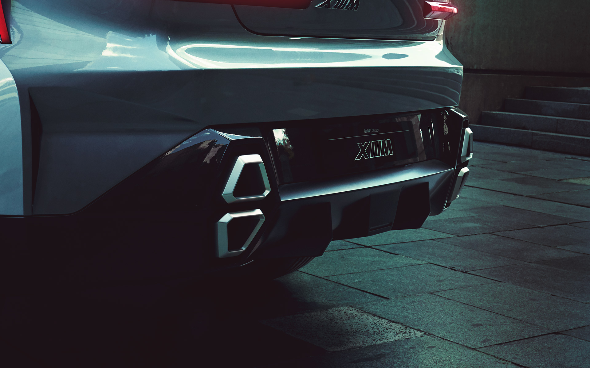 BMW Concept XM (G09), kolm neljandikku tagantvaade seistes, summutitorude lähivõte BMW Concept XM (G09), kolm neljandikku tagantvaade seistes, summutitorude lähivõte