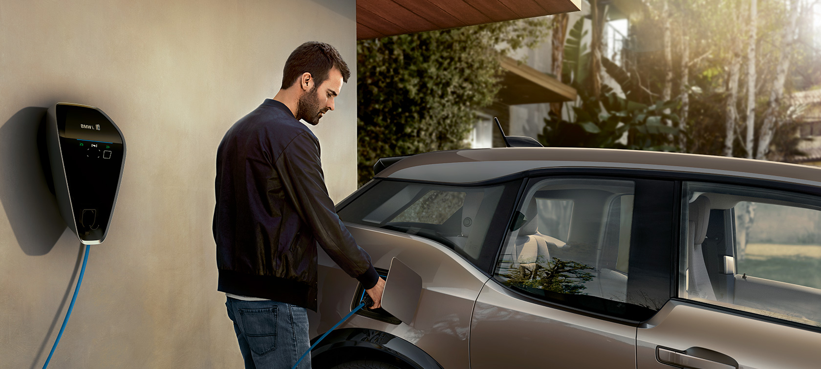 BMW i3s, mees laadimisjaama juures BMW laadimine, BMW i3s, mees laadimisjaama juures