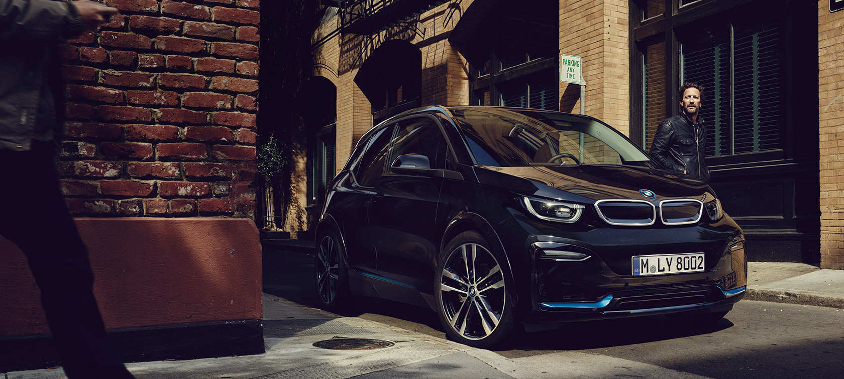 BMW i3. BMW i3, kolm neljandikku eestvaade, seismas linna taustal.