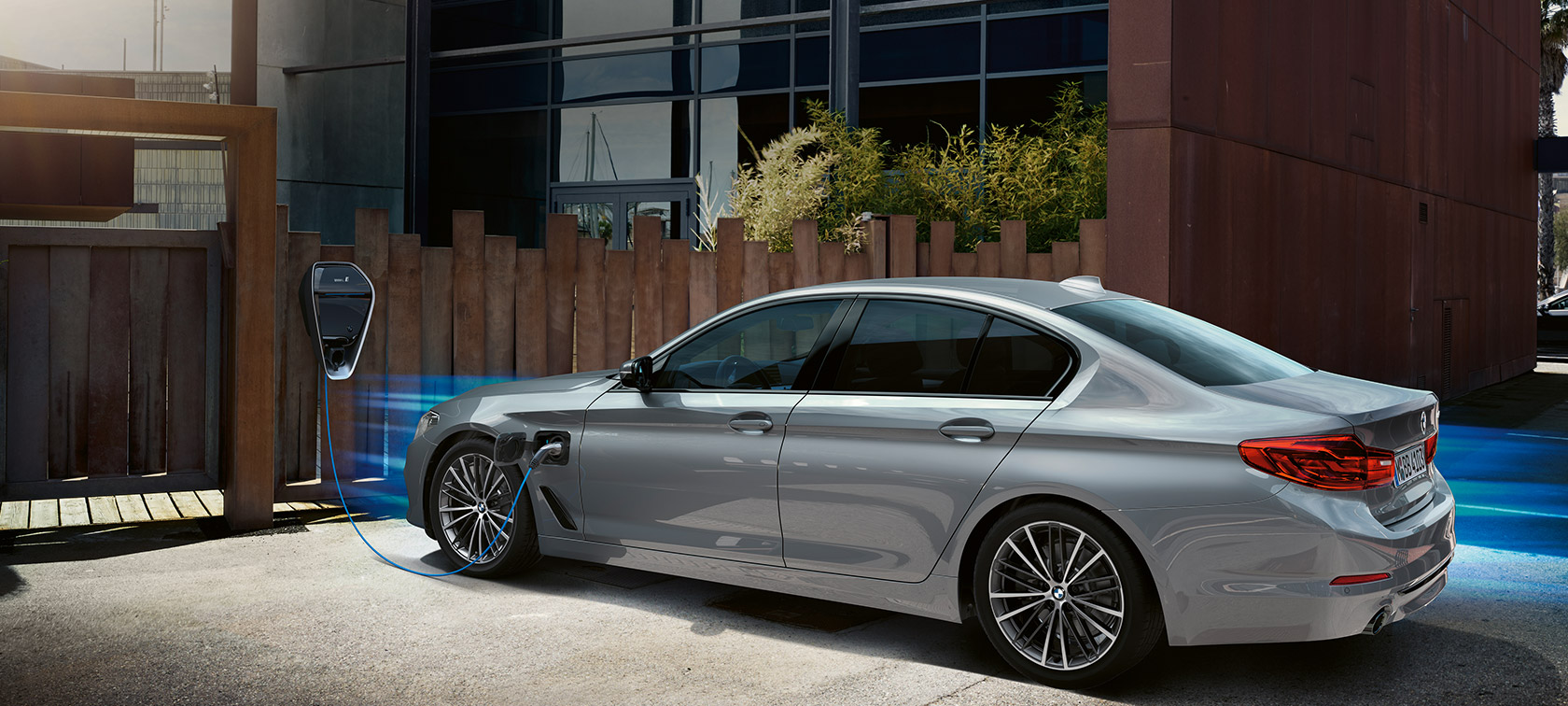 BMW 530e laadimisjaamas. BMW 530e kolm neljandikku vaates laadimisjaamas.