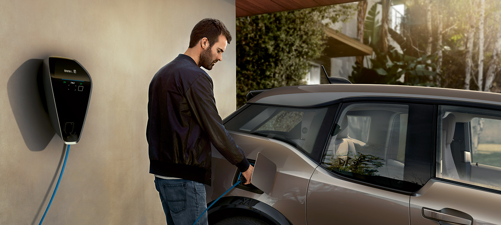 Mees laeb BMW i3-e. Mees laeb BMW i3-e BMW i Wallboxil.