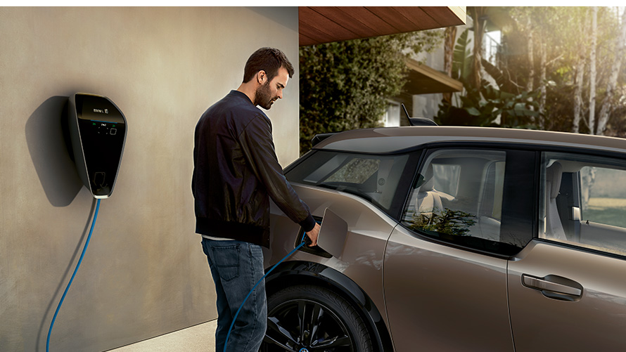 BMW i3s, mees laadimisjaama juures BMW laadimine, BMW i3s, mees laadimisjaama juures