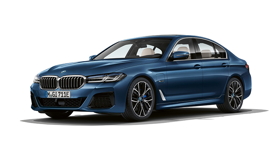 BMW 3. seeria Sedaani pistikhübriid, kolm neljandikku eestvaade BMW 5. seeria Sedaani pistikhübriidi stuudiovõte, kolm neljandikku eestvaade